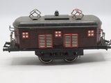 un wagon de train miniature posé sur une surface blanche