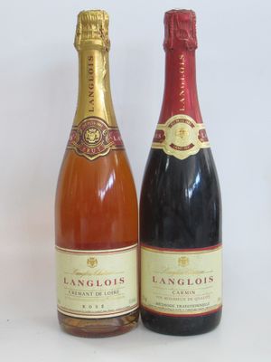 deux bouteilles de vin posées l'une à côté de l'autre sur une table