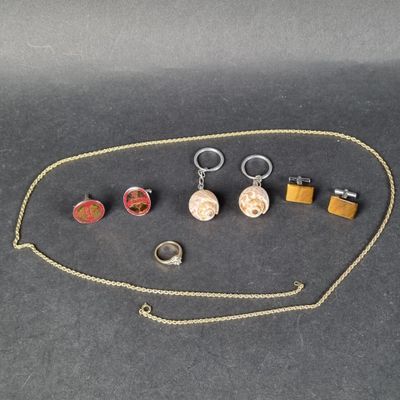 beaucoup de bijoux posés sur la table