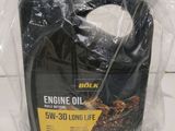 un gros plan sur une bouteille d'huile moteur dans un sac en plastique