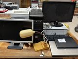 deux écrans et un ordinateur portable posés sur une table