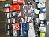 beaucoup d'appareils électroniques posés sur le sol