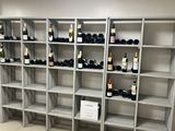 de nombreuses bouteilles de vin sur les étagères de la pièce