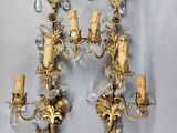 une paire d'appliques anciennes en laiton et cristal sur fond blanc