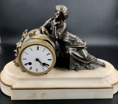 Pendule de cheminée avec socle en marbre blanc portant une j…