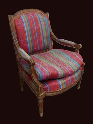 une image représentant une chaise dont l'assise est recouverte d'un tissu à rayures colorées