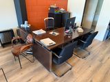 une image représentant un bureau avec un bureau et des chaises