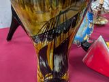 un vase posé sur une table recouverte d'une nappe rouge
