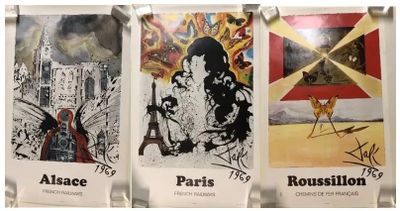 trois affiches de styles artistiques différents accrochées au mur