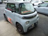 une petite voiture garée au bord de la rue