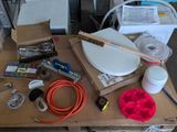une table sur laquelle sont posés de nombreux outils