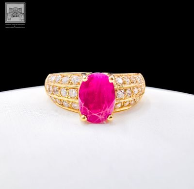 une photo d'une bague en pierre rose et diamants posée sur une surface blanche