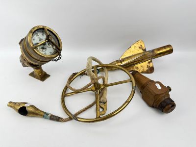 un petit objet en laiton contenant une boussole et d'autres objets