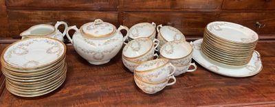de nombreuses tasses et soucoupes posées sur une table en bois