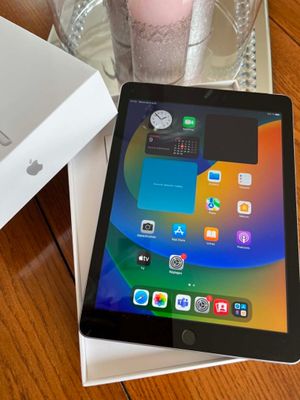 une tablette posée sur une table à côté d'une tasse de café