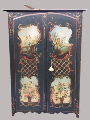 une paire de portes d'armoire peintes, ornées de fleurs et d'oiseaux