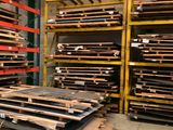 de nombreuses piles de bois dans un entrepôt, avec des palettes de bois