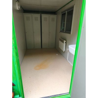 un meuble de cuisine vert muni de deux portes et d'un évier