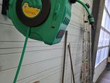 un tuyau vert fixé sur le côté d'un immeuble