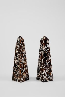 une paire d'obélisques en marbre noir et blanc sur fond blanc