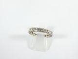 gros plan d'une bague en diamant sur une surface blanche