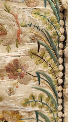 un gros plan sur un morceau de tissu orné de fleurs