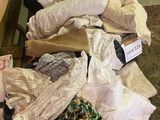 un tas de vêtements posé sur une table dans une pièce