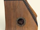 un petit instrument en bois posé sur une table