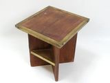 une image représentant une petite table en bois avec une étagère en dessous