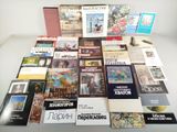 un grand nombre de livres posés sur une table