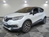 une Renault C-Cross blanche garée sur un sol à damier