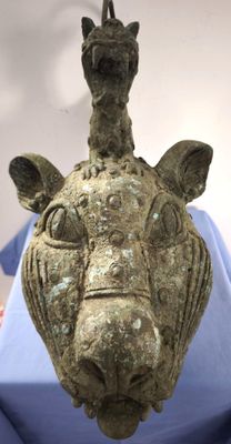 Afrique : Grand masque tête de lion surmonté d'un animal fan…