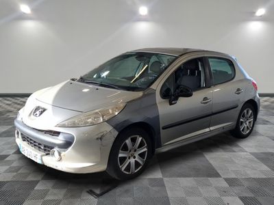 la photo d'une voiture argentée garée dans un garage