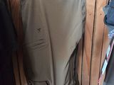un pantalon et une paire de skis suspendus à un porte-vêtements