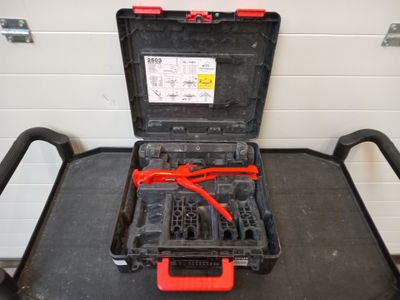 une caisse à outils avec des outils posés sur une table