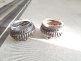 deux bagues posées sur une table