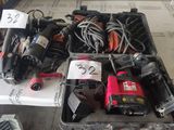 une boîte remplie d'outils posée sur une table