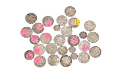 un tas de pièces d'argent sur lesquelles sont collés des autocollants roses