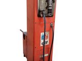 une pompe à essence rouge à laquelle est raccordé un tuyau