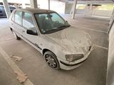 une voiture garée dans un parking couvert