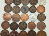 gros plan d'une pile de pièces de monnaie sur une surface blanche