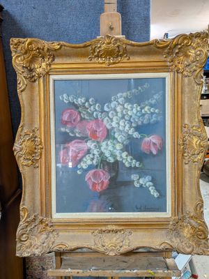 une photo d'un tableau représentant des fleurs dans un vase posé sur un chevalet