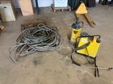 il y a beaucoup de câbles et d'outils par terre dans le garage