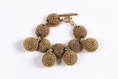 une image représentant un bracelet en or orné d'une série de perles