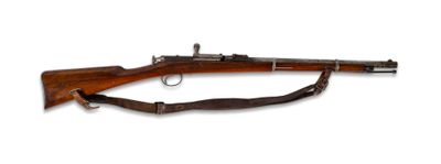 un vieux fusil avec un canon en bois et une bretelle en cuir