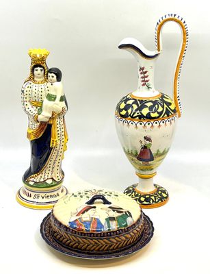 deux vases posés l'un à côté de l'autre sur une table
