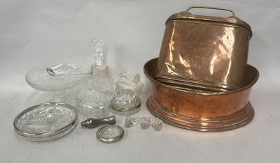 plusieurs morceaux de verre et de métal sont posés sur une surface blanche