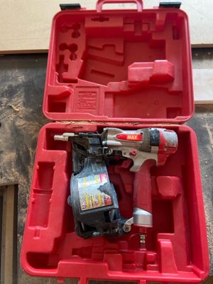 une image représentant une boîte à outils rouge contenant une perceuse et un marteau