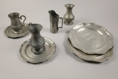 une assiette en argent, un pichet en argent, une assiette en argent, une assiette en argent, une assiette en argent, une assiette en argent, une assiette en argent et une assiette en argent