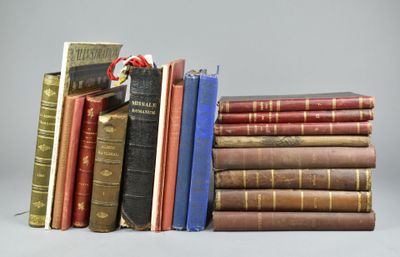 plusieurs vieux livres sont empilés sur une table